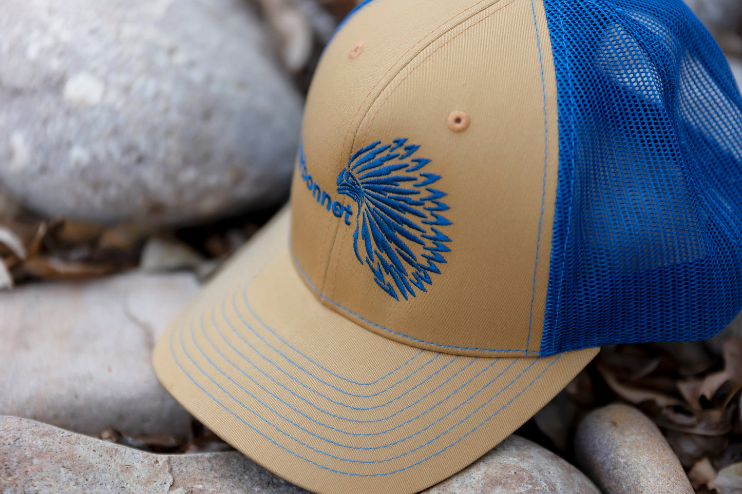 warbonnet trucker hat - Biscuit / True Blue